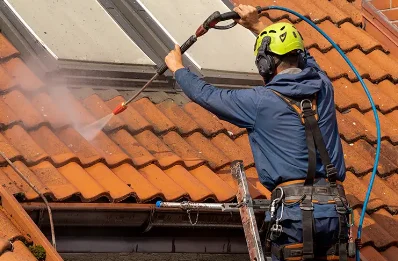 Démoussage et hydrofuge de toiture à Guengat